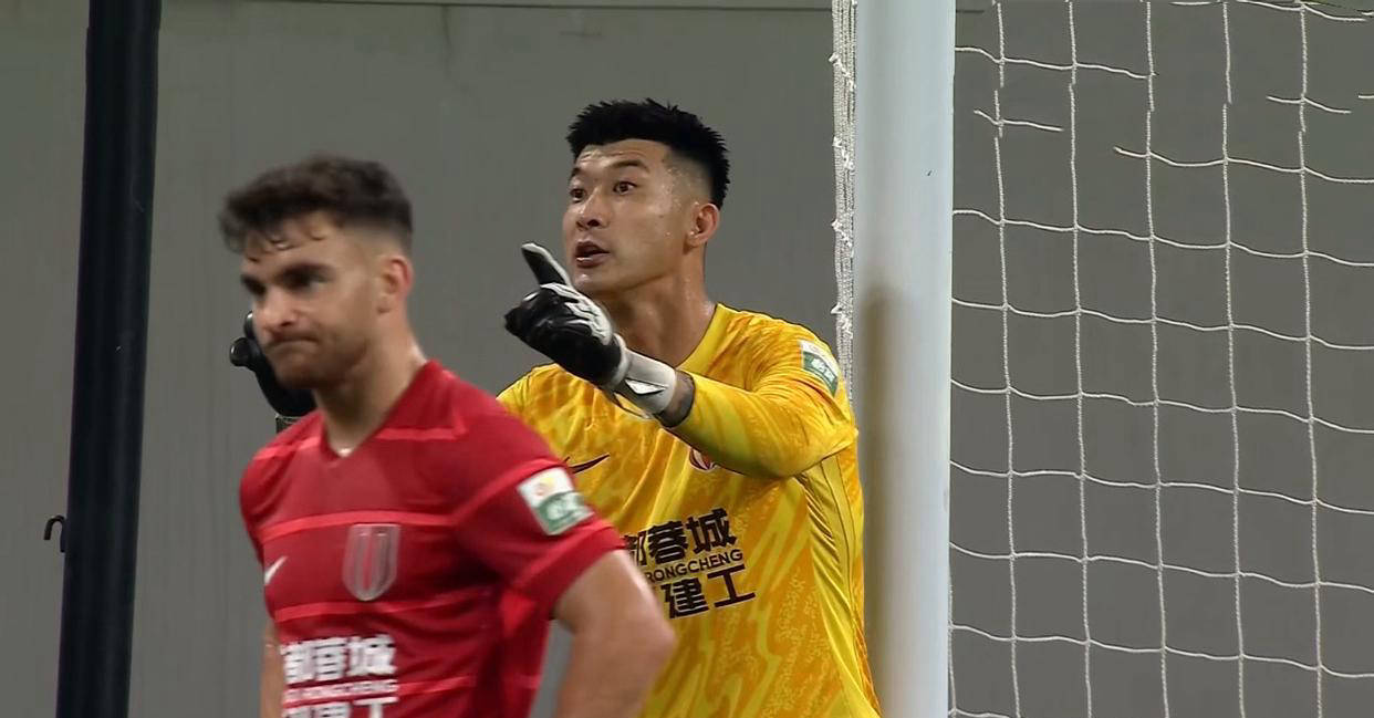 APP下载-成都蓉城训练开放日，清晨防线松动引欢呼，亚冠在即，球探报告显示潜力(成都蓉城江原fc官网)